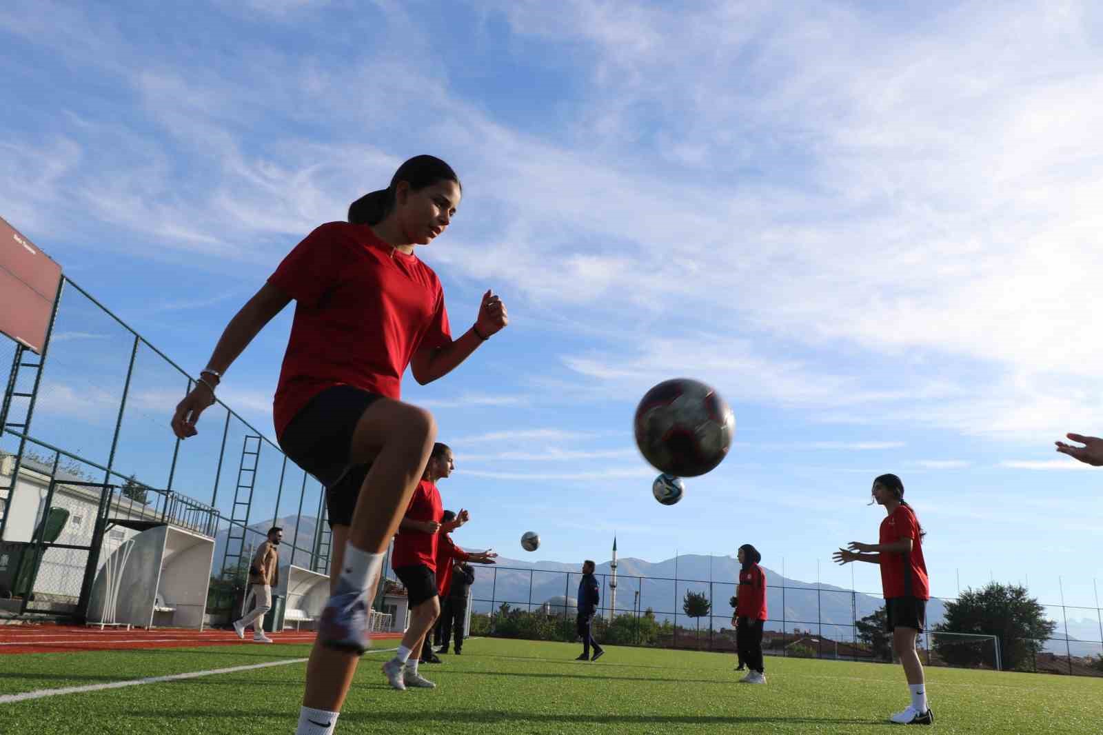 Erzincan’da kadın futbolcuların başarısı kız çocuklarını bu branşa yöneltti
