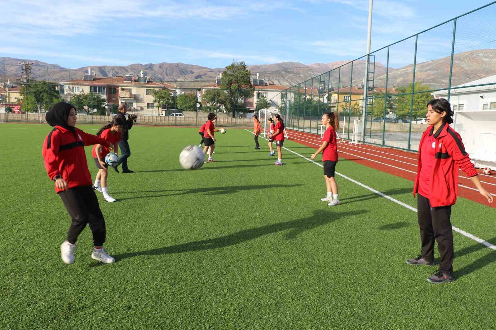 Erzincan’da kadın futbolcuların başarısı kız çocuklarını bu branşa yöneltti
