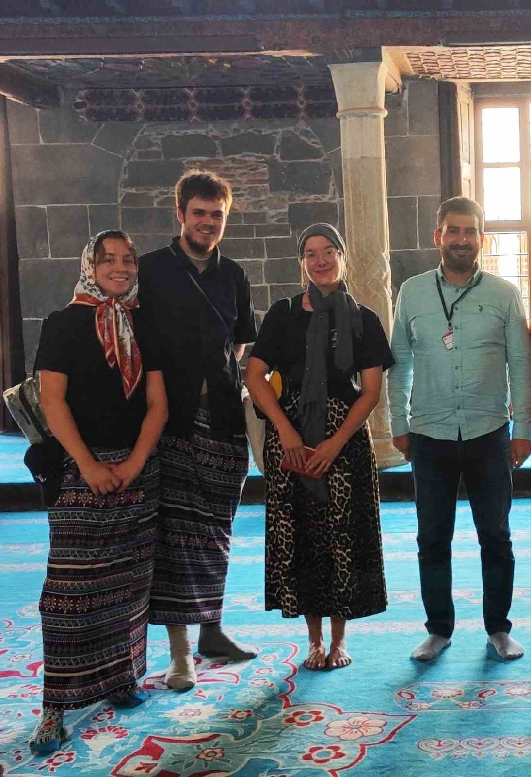 Bursa’dan sonra Diyarbakır Ulu Cami’de yabancı turistler etek giydi
