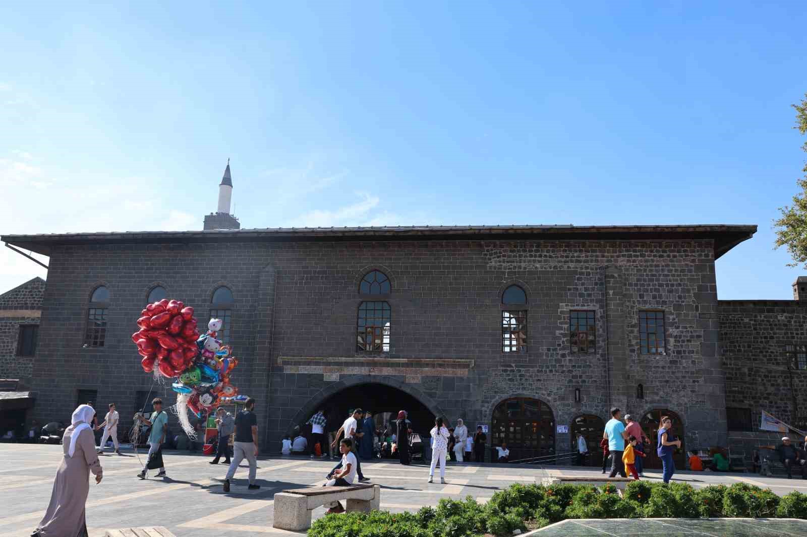 Bursa’dan sonra Diyarbakır Ulu Cami’de yabancı turistler etek giydi
