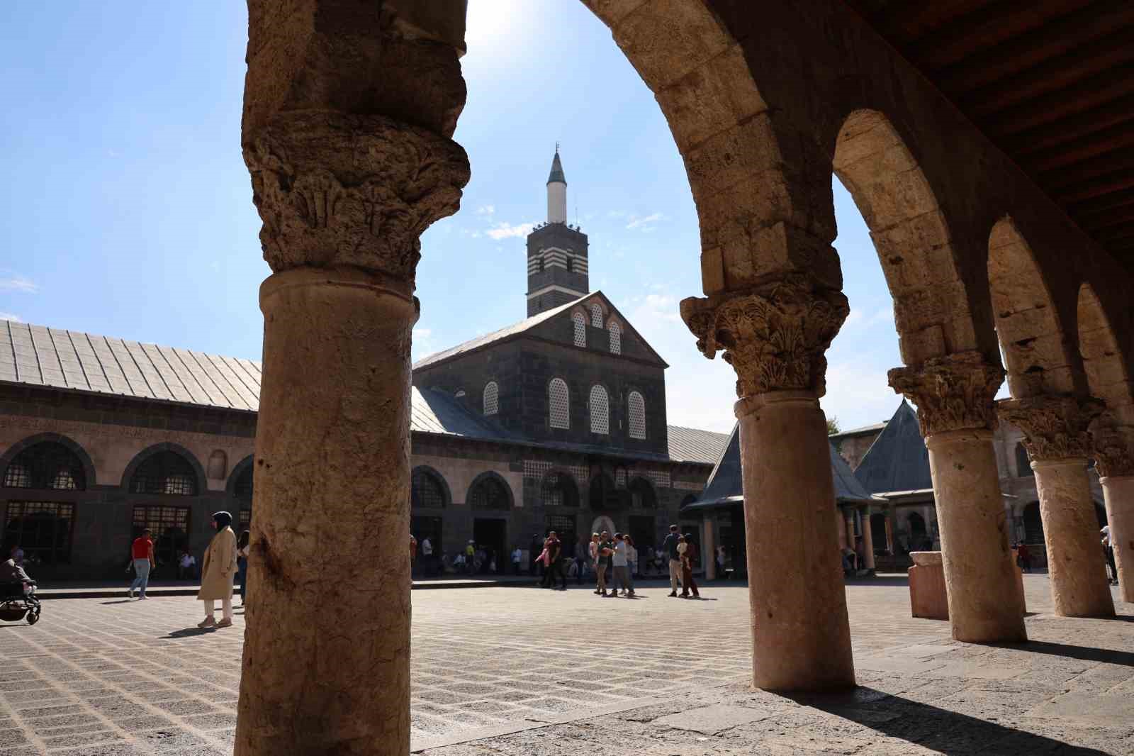 Bursa’dan sonra Diyarbakır Ulu Cami’de yabancı turistler etek giydi
