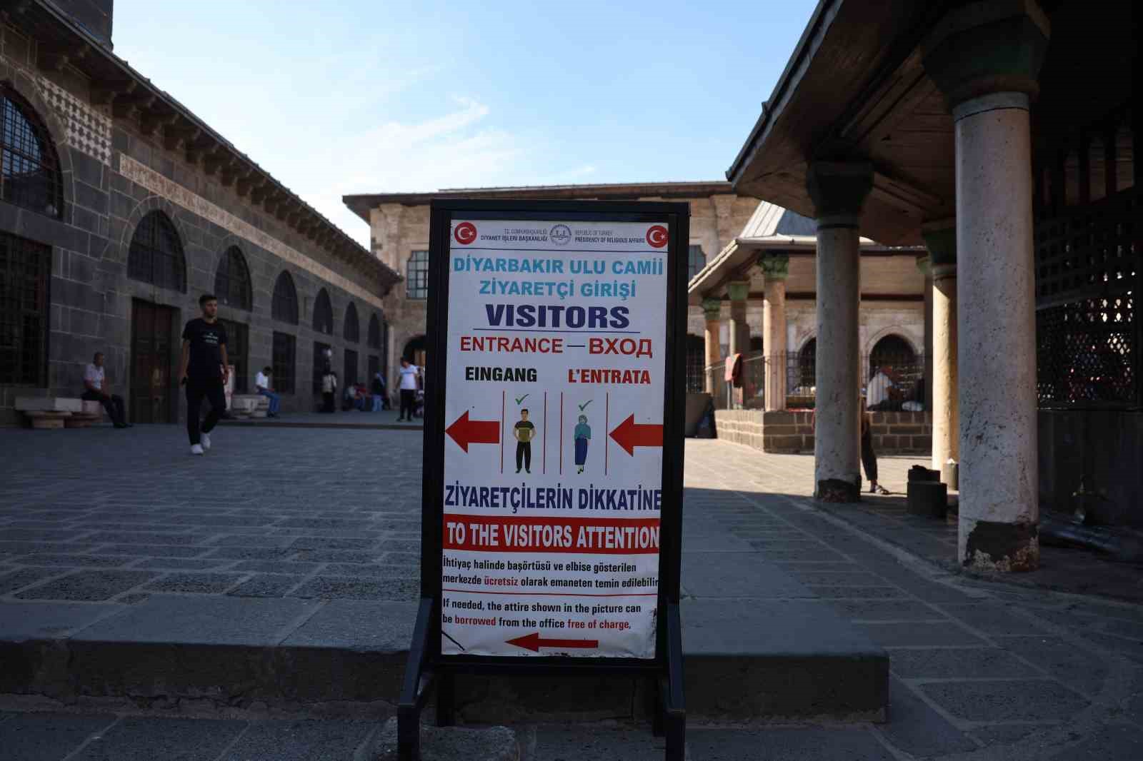 Bursa’dan sonra Diyarbakır Ulu Cami’de yabancı turistler etek giydi
