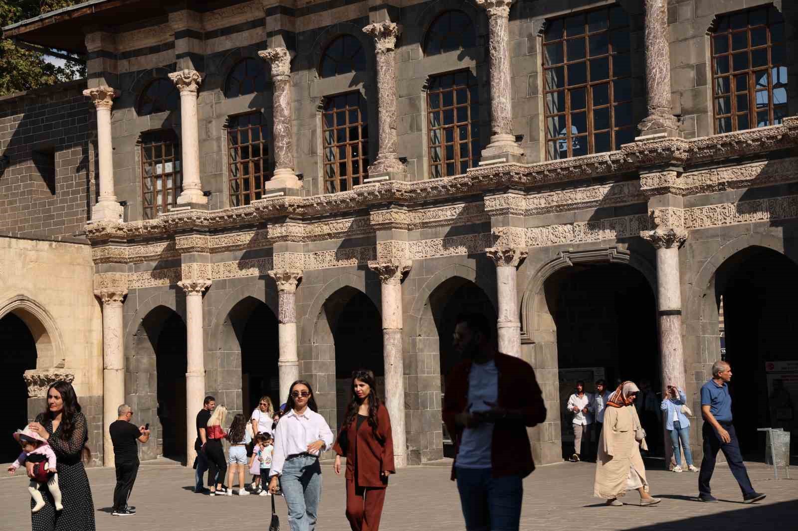 Bursa’dan sonra Diyarbakır Ulu Cami’de yabancı turistler etek giydi
