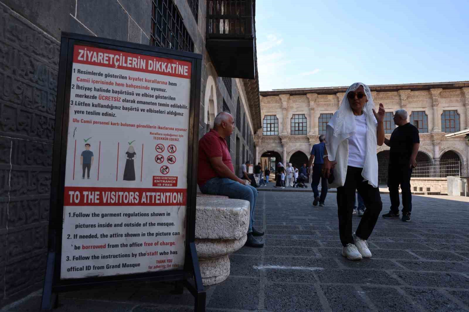 Bursa’dan sonra Diyarbakır Ulu Cami’de yabancı turistler etek giydi
