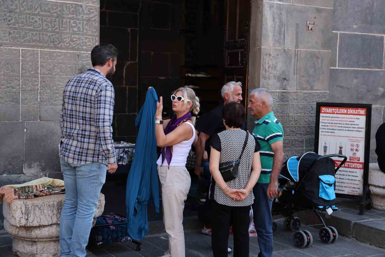 Bursa’dan sonra Diyarbakır Ulu Cami’de yabancı turistler etek giydi
