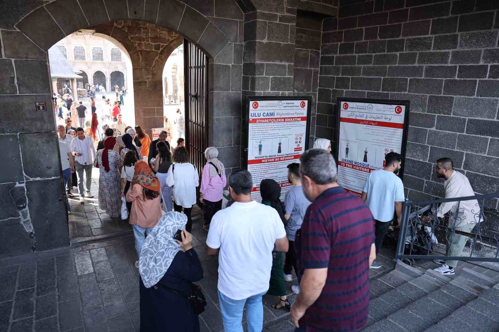 Bursa’dan sonra Diyarbakır Ulu Cami’de yabancı turistler etek giydi
