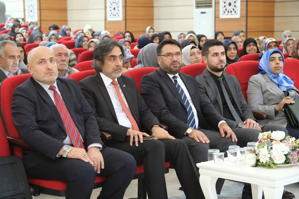 Erzincan’da “Peygamberimiz ve Şahsiyet İnşası” konulu konferans düzenlendi
