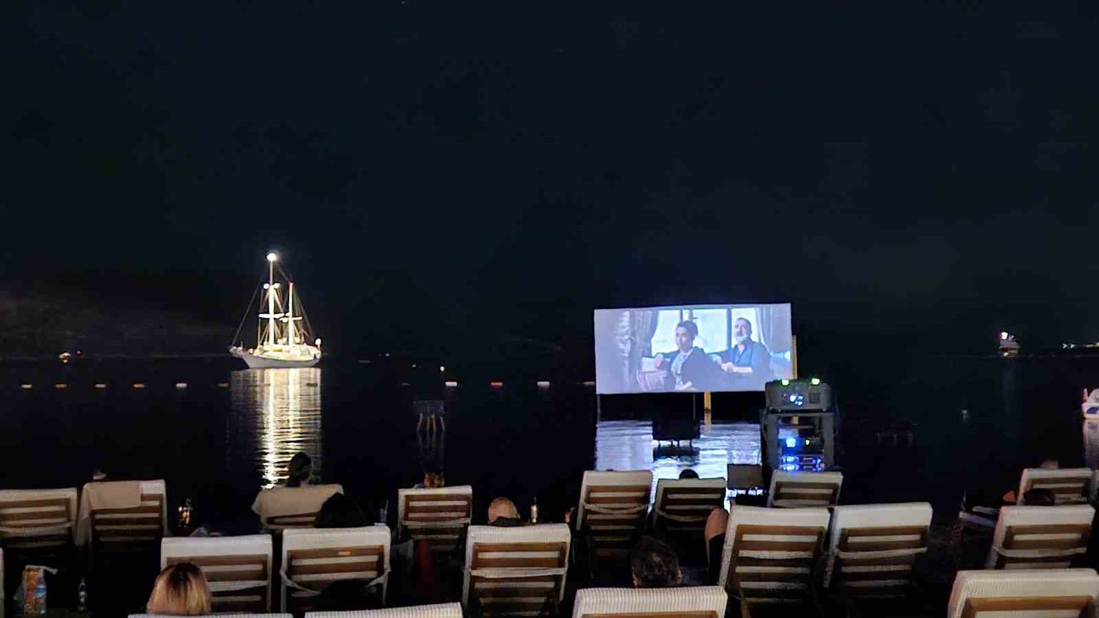 Bodrum’da deniz üstünde sinema keyfi
