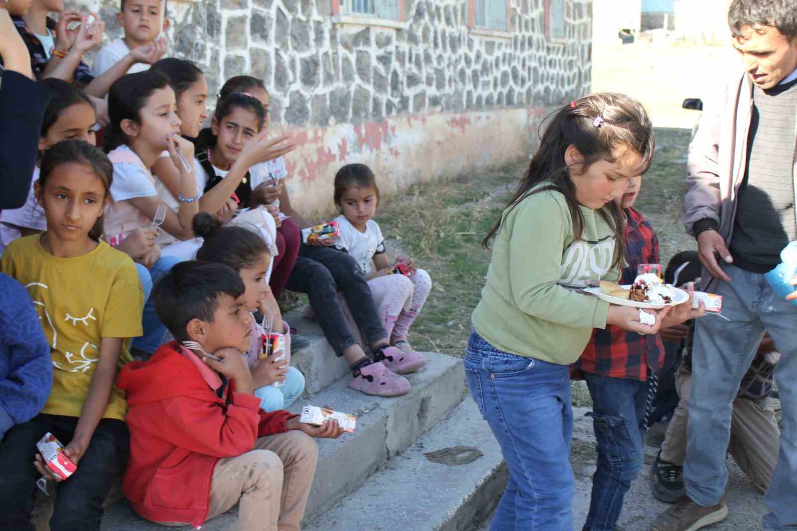 Eğitime gönül veren öğretmenler Malazgirt’te çocukların kahramanı oldular
