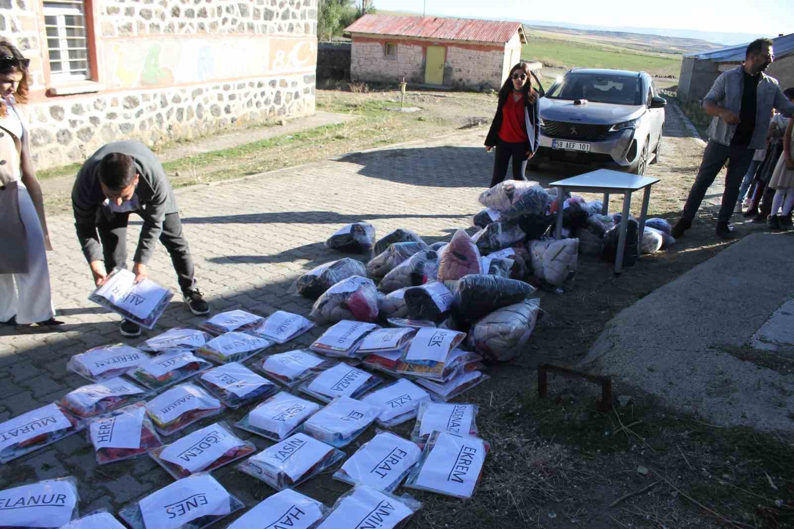 Eğitime gönül veren öğretmenler Malazgirt’te çocukların kahramanı oldular
