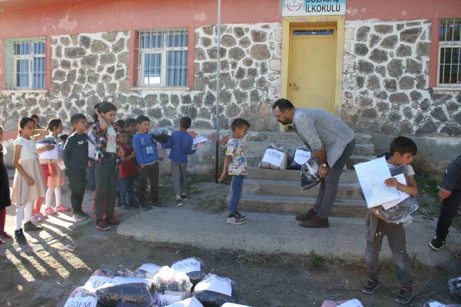 Eğitime gönül veren öğretmenler Malazgirt’te çocukların kahramanı oldular
