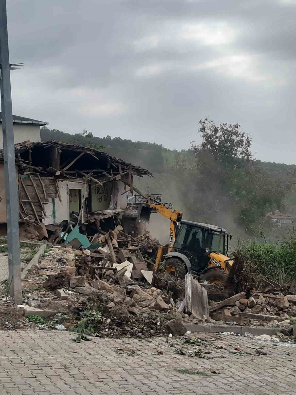 Körfez’de metruk binalar yıkılıyor
