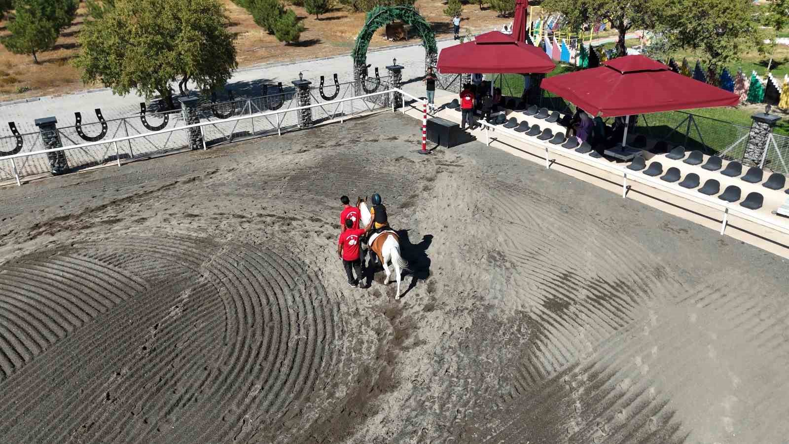 Elazığ’da özel ve engelli bireyler ‘At’ ile terapi görüyor
