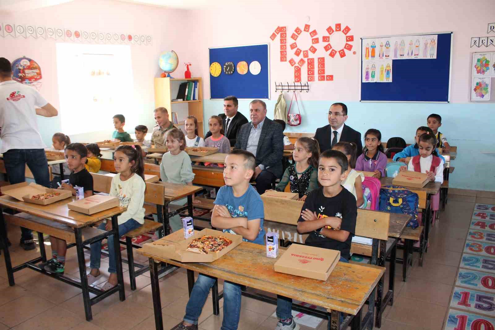 Mardin’de 65 öğrenci ilk defa pizza tattı
