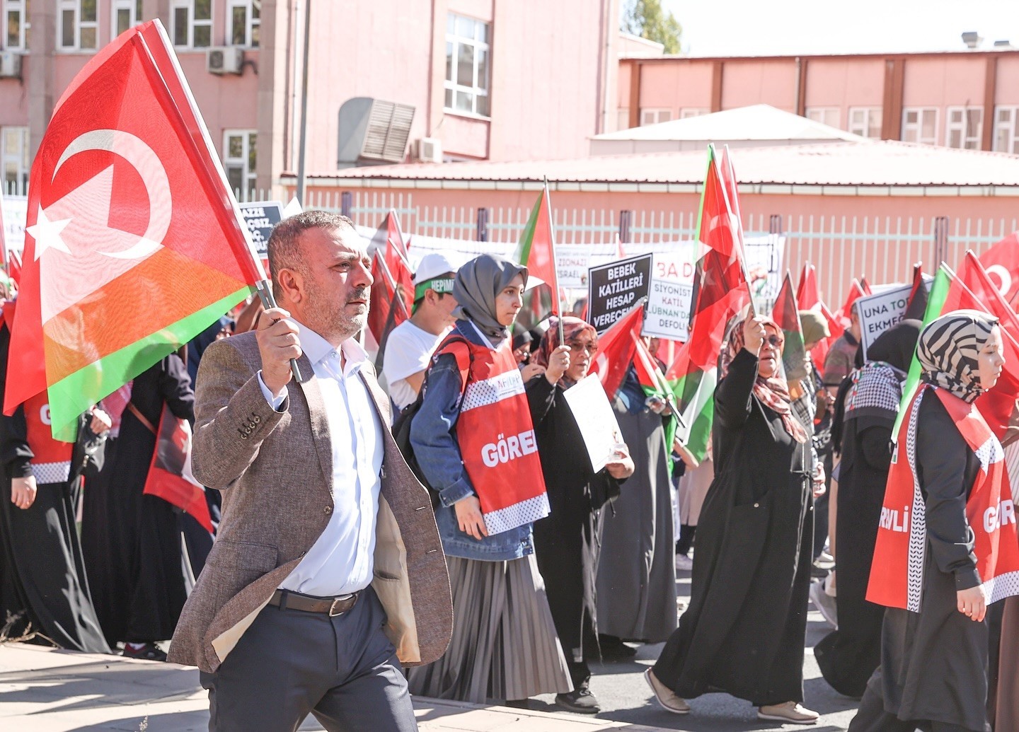 Sincan Belediye Başkanı Murat Ercan Filistin’e destek yürüyüşüne katıldı
