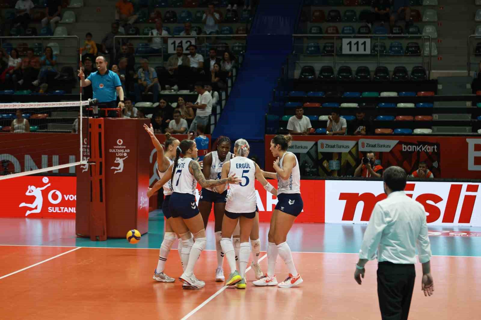 Keçiören Belediyesi Kadın Voleybol Takımı, galibiyetle başladı
