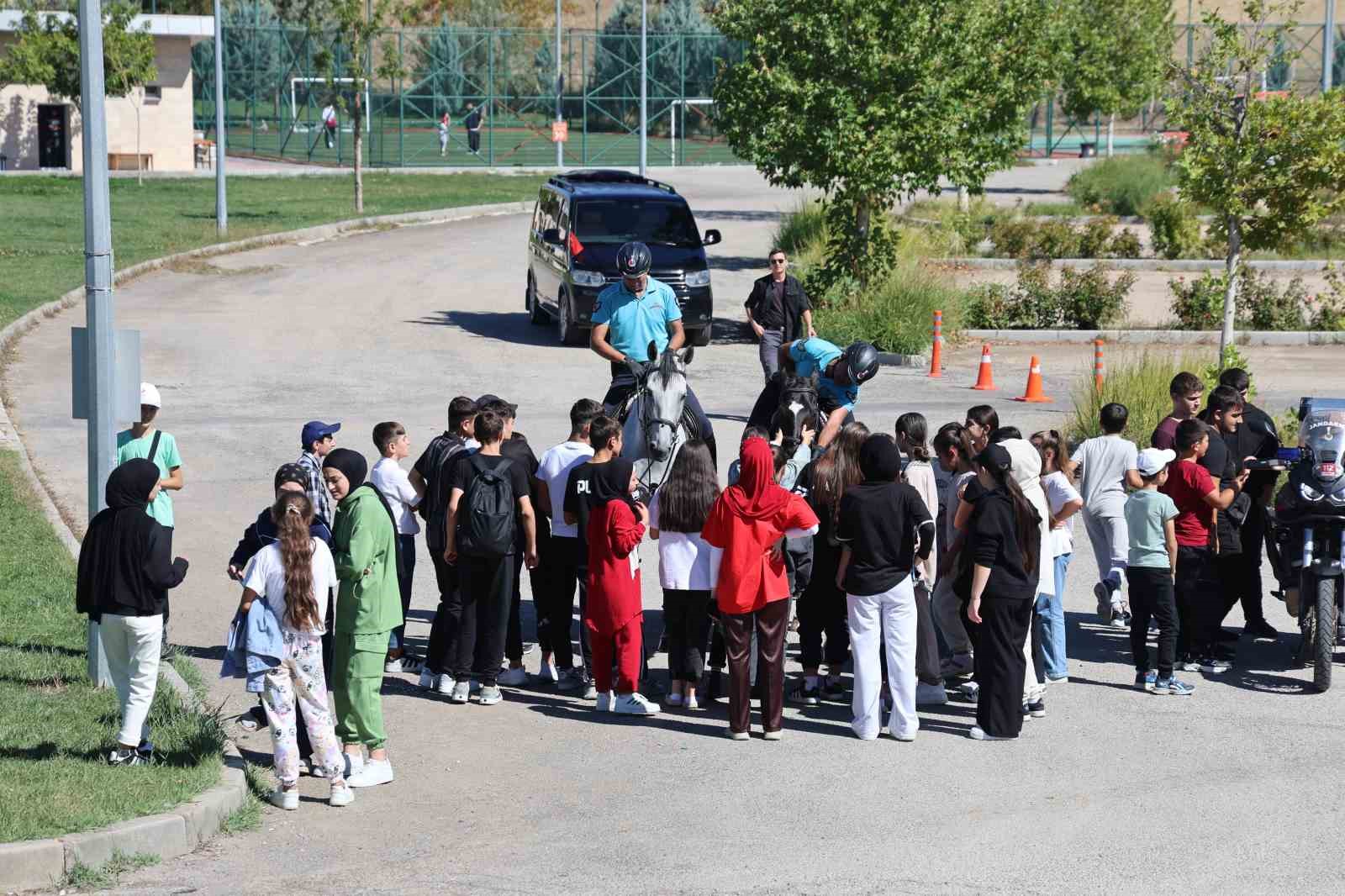 Ahıska Türkü çocuklardan atlı jandarma timine büyük ilgi
