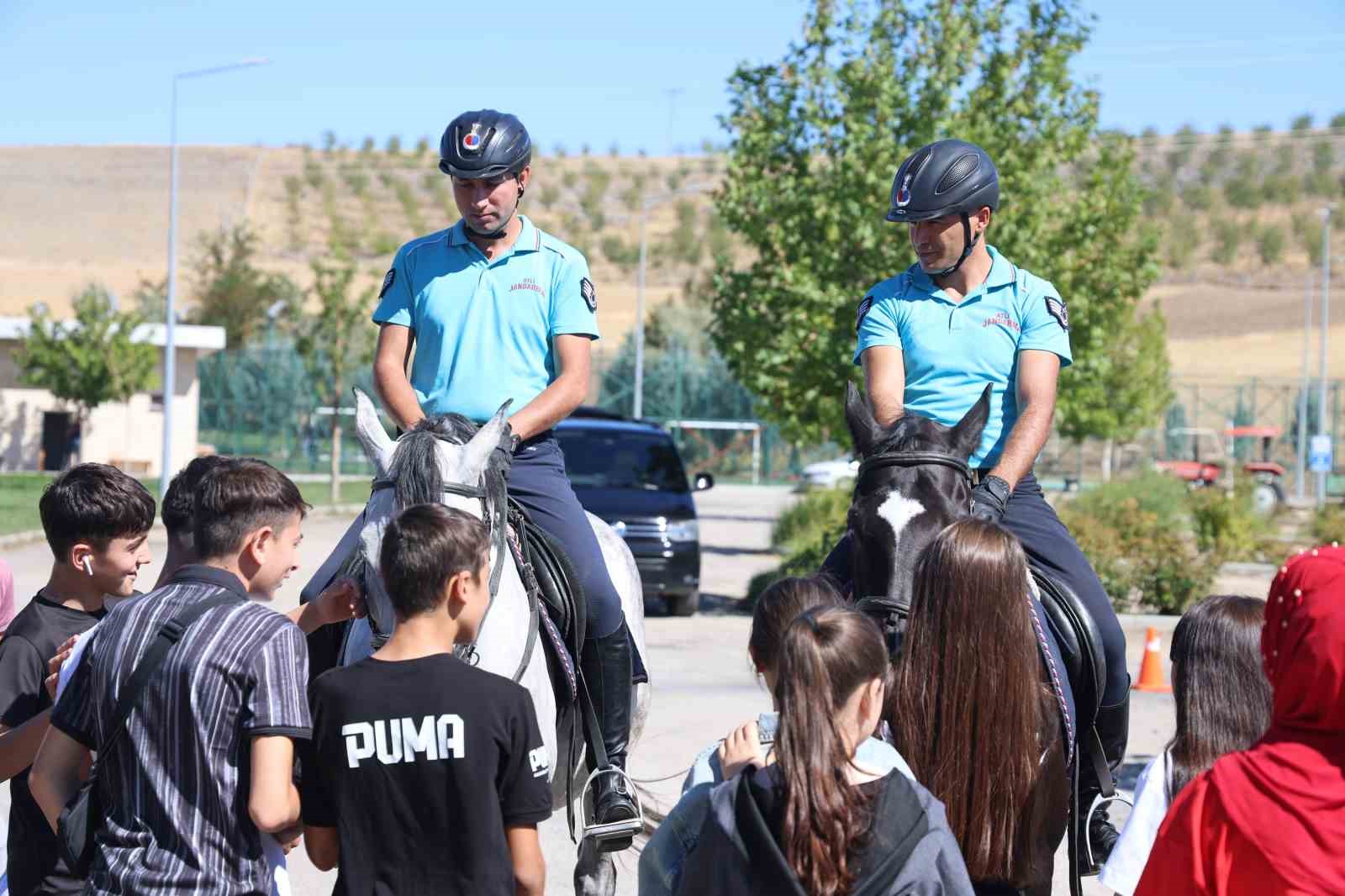 Ahıska Türkü çocuklardan atlı jandarma timine büyük ilgi
