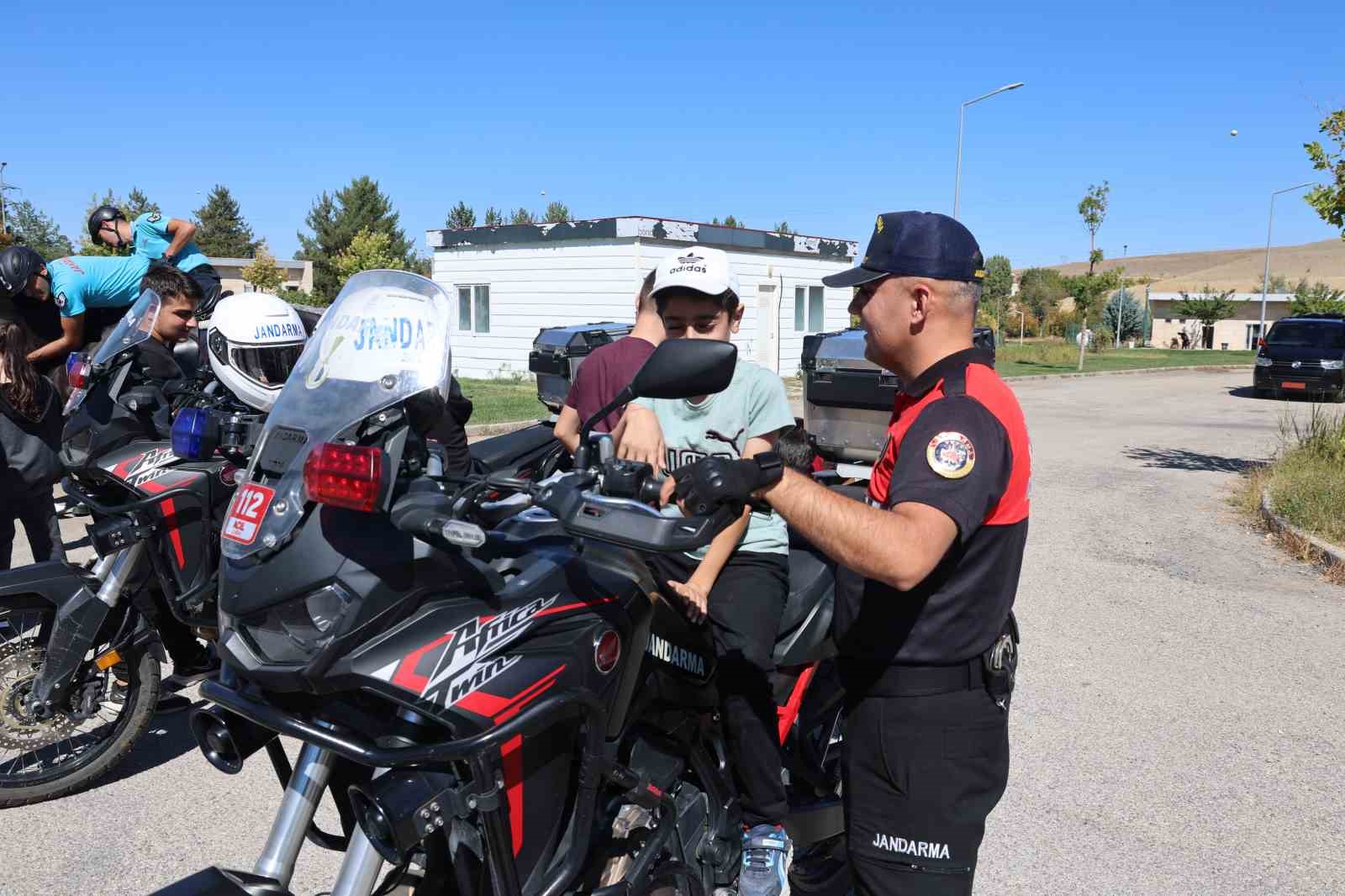 Ahıska Türkü çocuklardan atlı jandarma timine büyük ilgi
