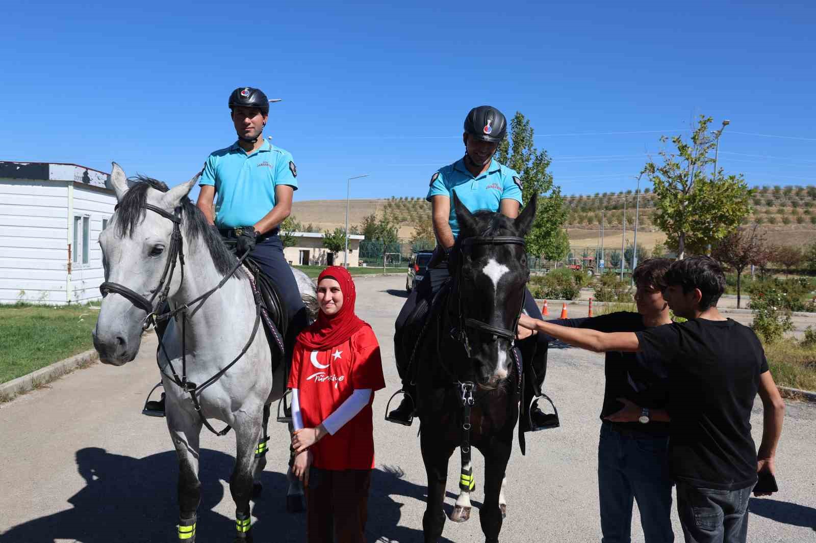 Ahıska Türkü çocuklardan atlı jandarma timine büyük ilgi
