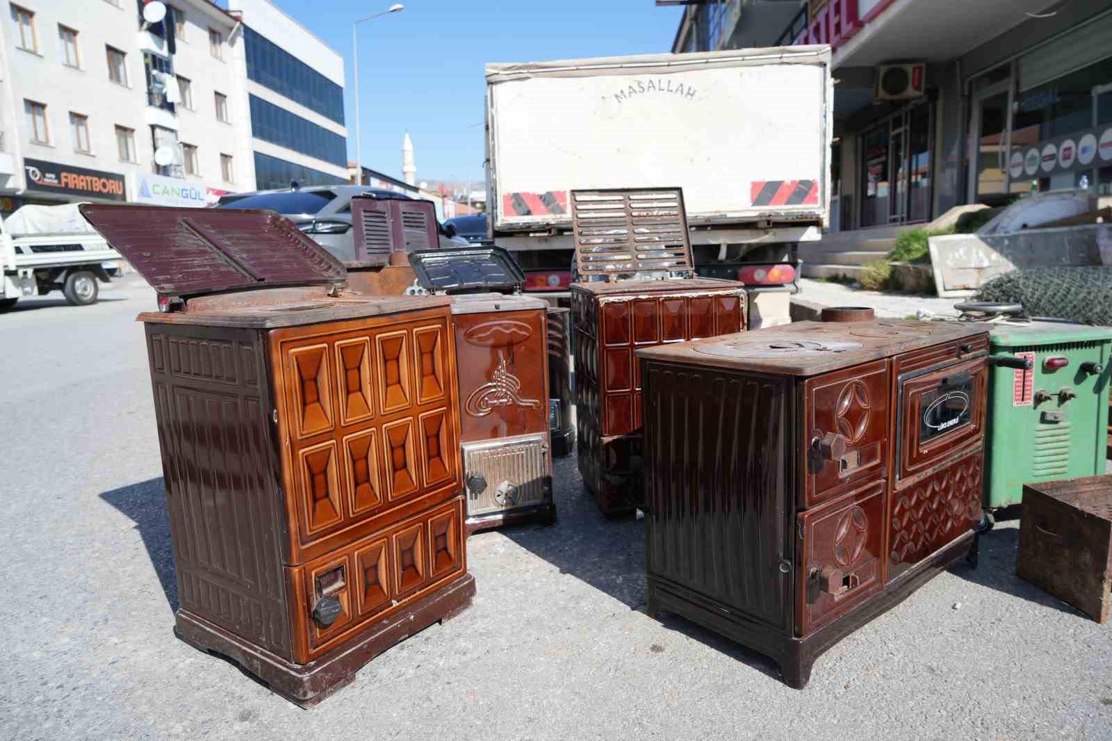 Erzincan’da havalar soğudu, sobalar satışa çıkarıldı
