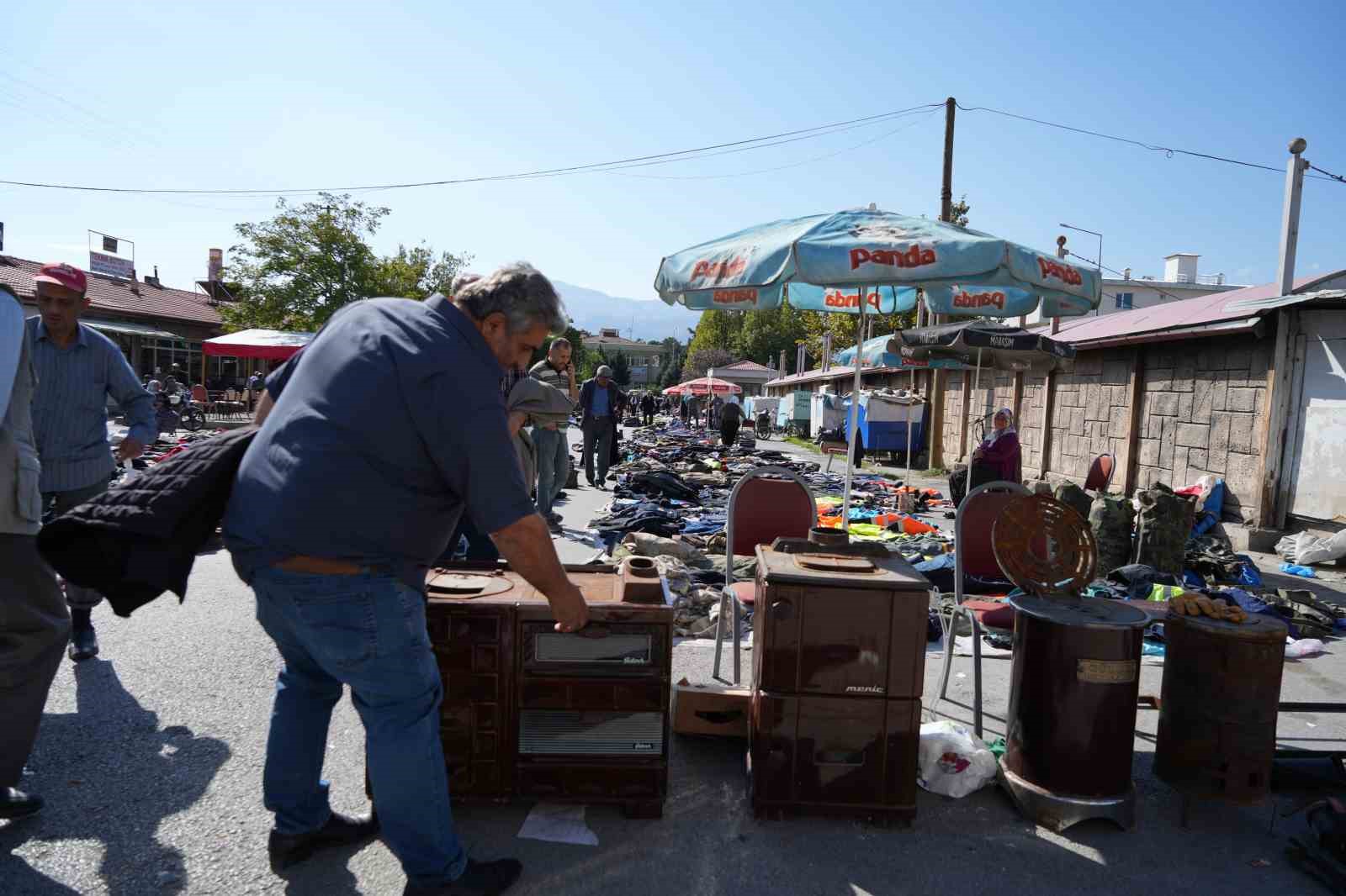 Erzincan’da havalar soğudu, sobalar satışa çıkarıldı
