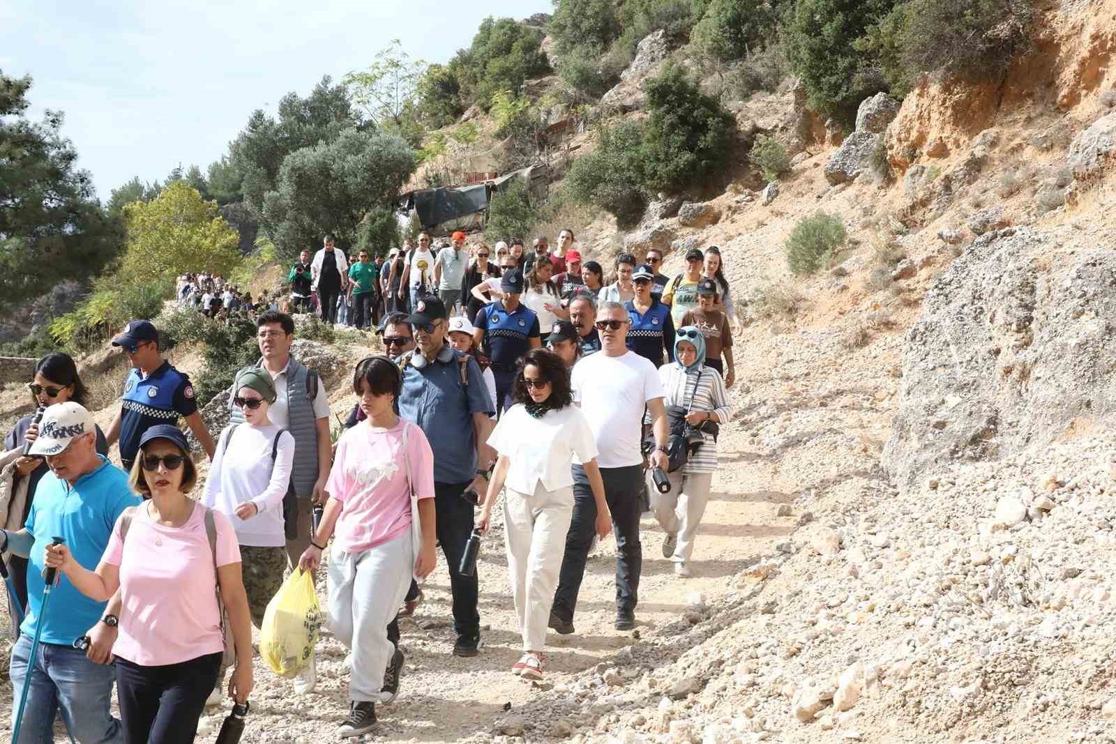 Yüzlerce doğasever, Değirmendere Kanyonu’na yürüdü
