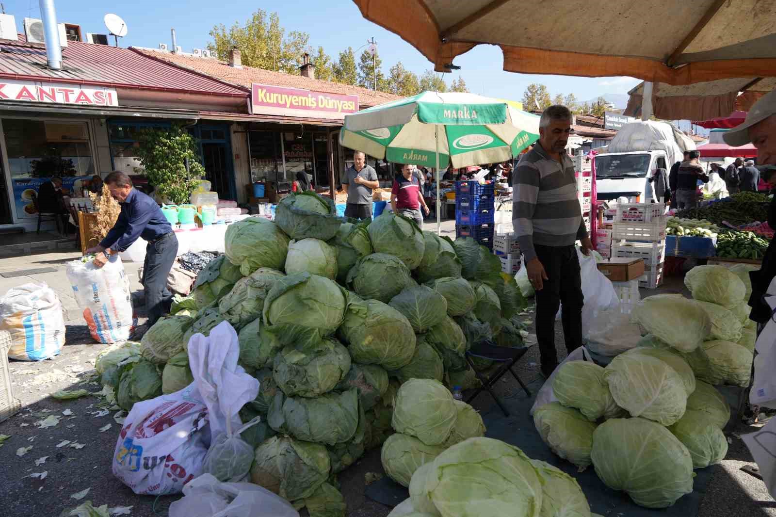 Erzincan’da turşuluk ve yemeklik lahanalar tezgahta yerini aldı
