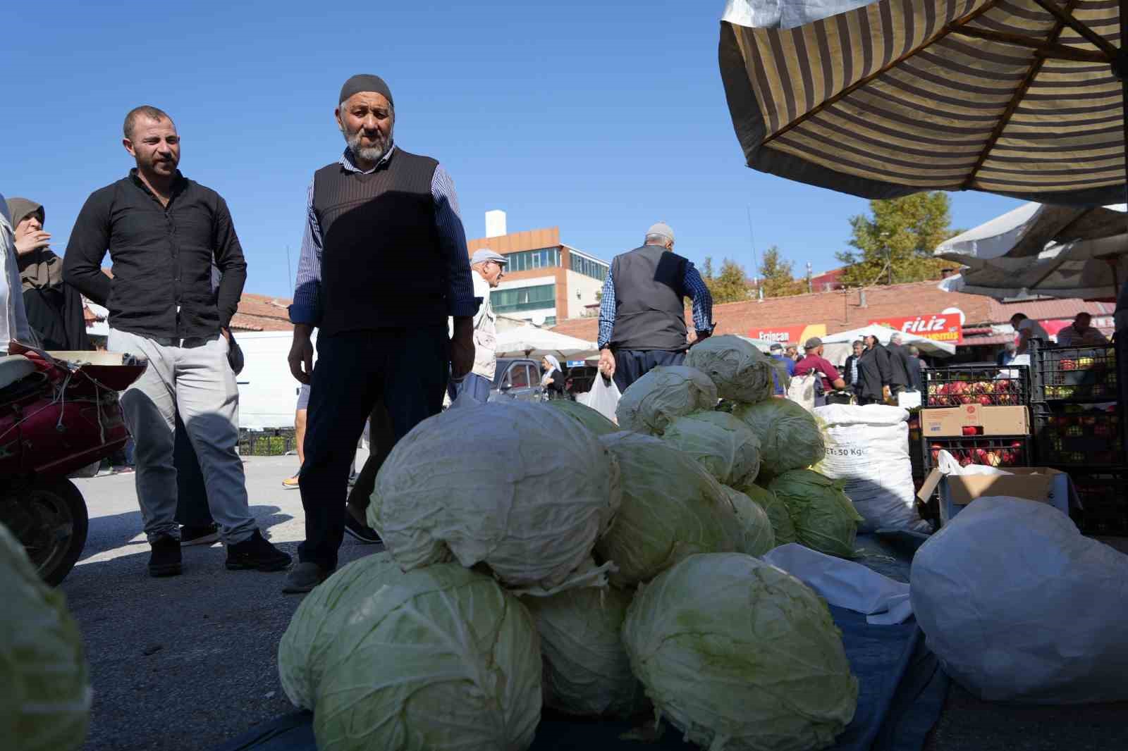 Erzincan’da turşuluk ve yemeklik lahanalar tezgahta yerini aldı
