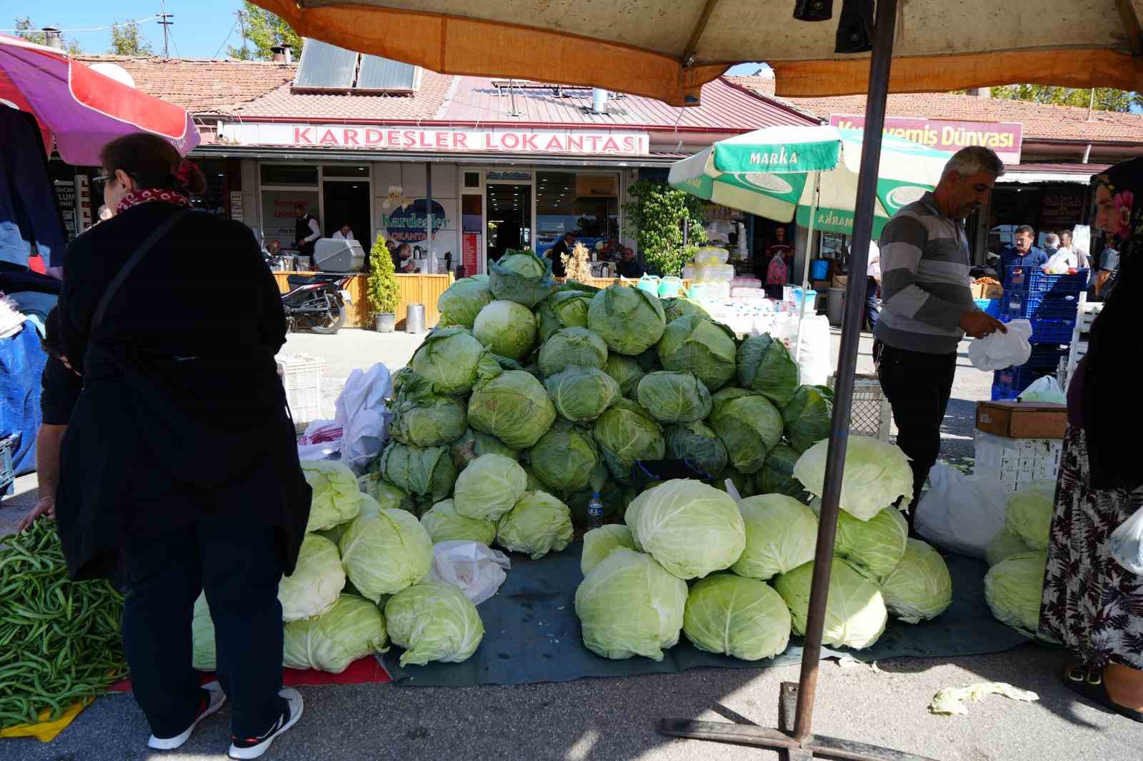 Erzincan’da turşuluk ve yemeklik lahanalar tezgahta yerini aldı
