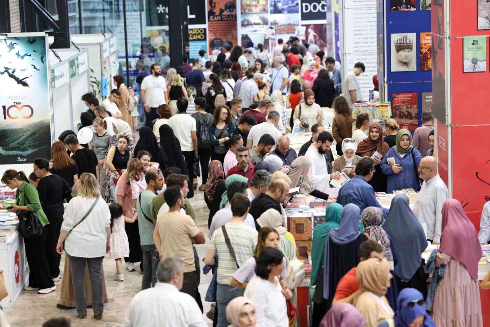 Kitap fuarına gelenler salonlara sığmadı, dev ekranlar kuruldu
