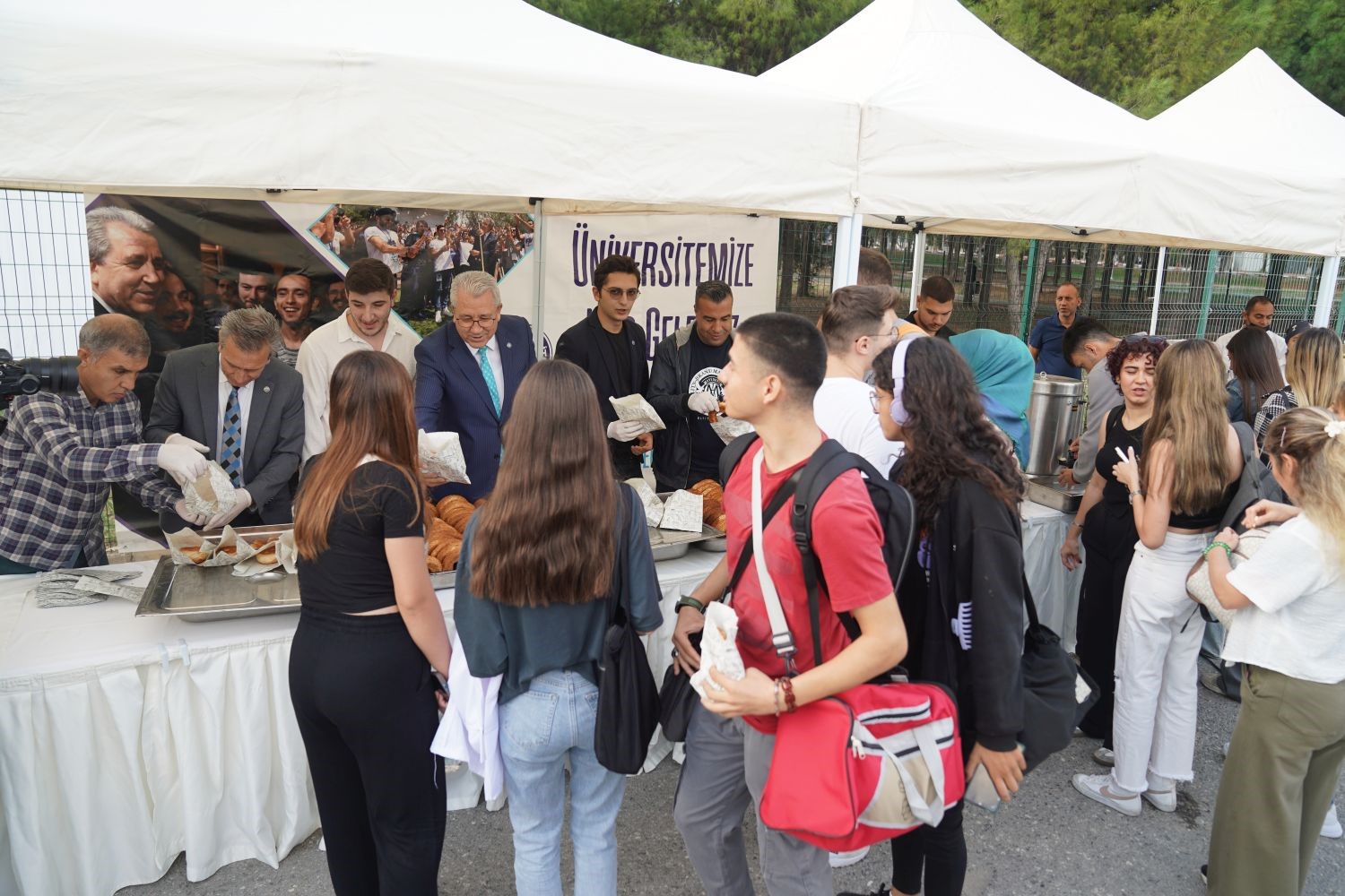 Rektör Prof. Dr. Budak, öğrencileri çay, gevrek ve boyozla karşıladı
