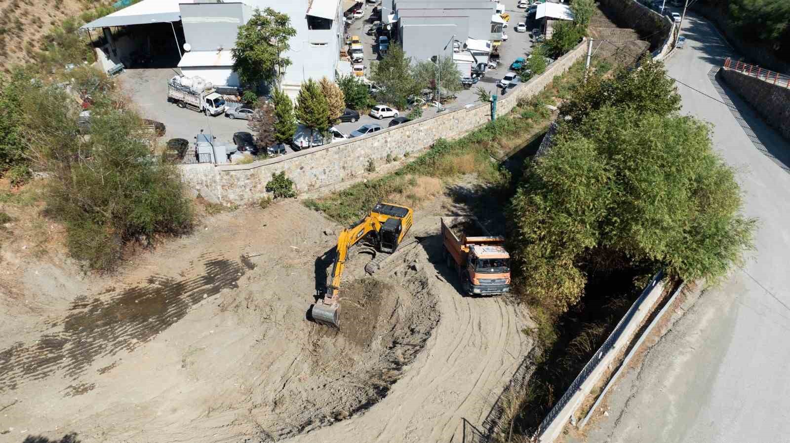 İzmir’de taşkın riskine karşı dereler kışa hazırlandı
