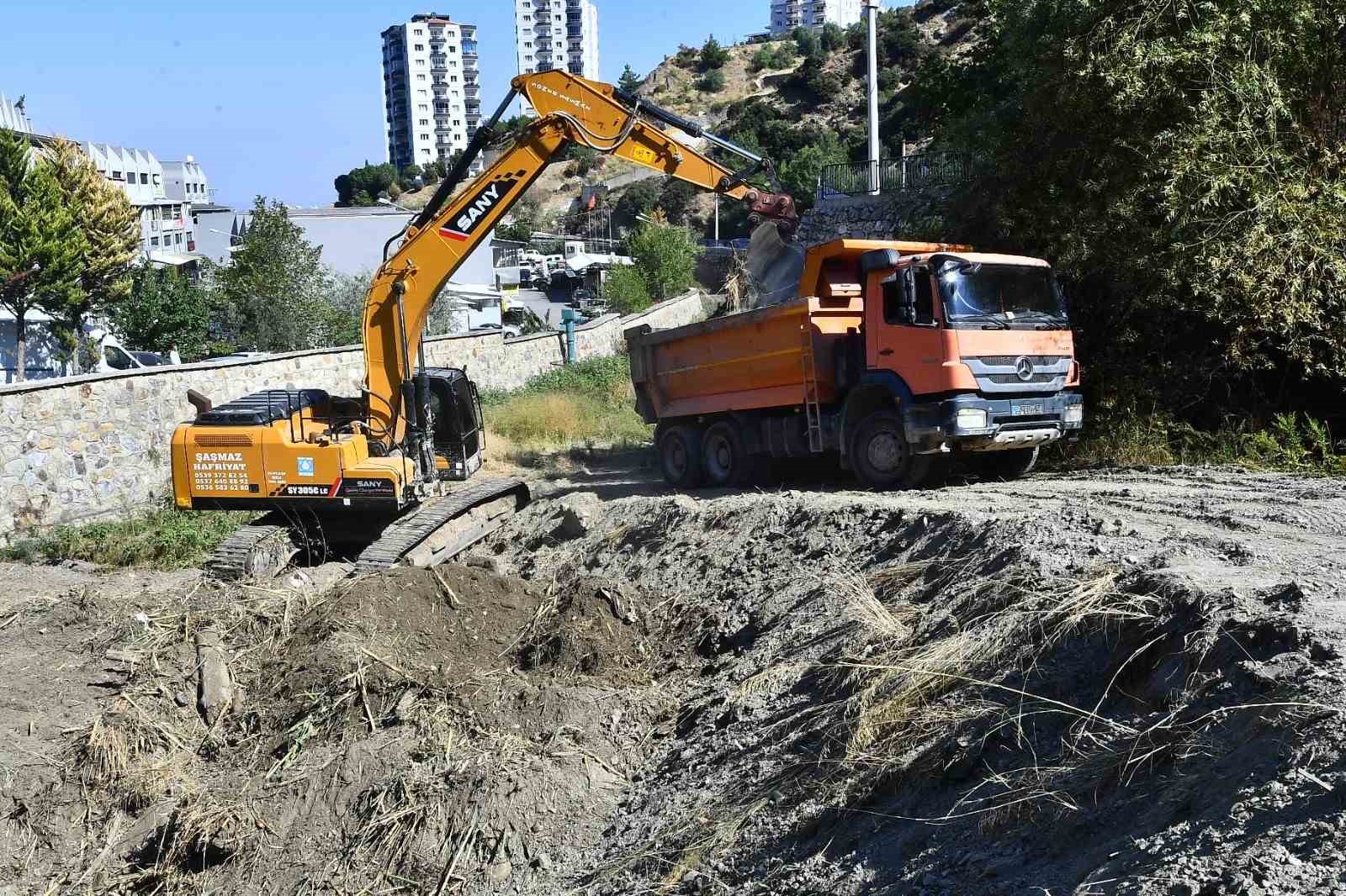 İzmir’de taşkın riskine karşı dereler kışa hazırlandı
