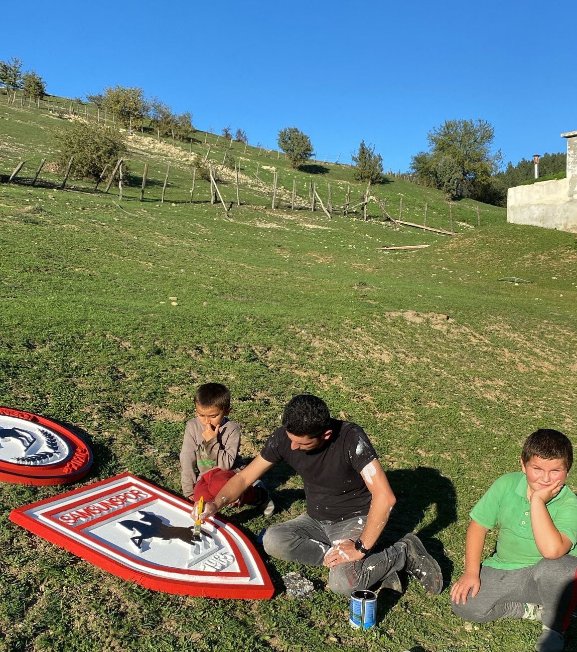 Kırsal mahalle okulu kırmızı-beyaza boyandı
