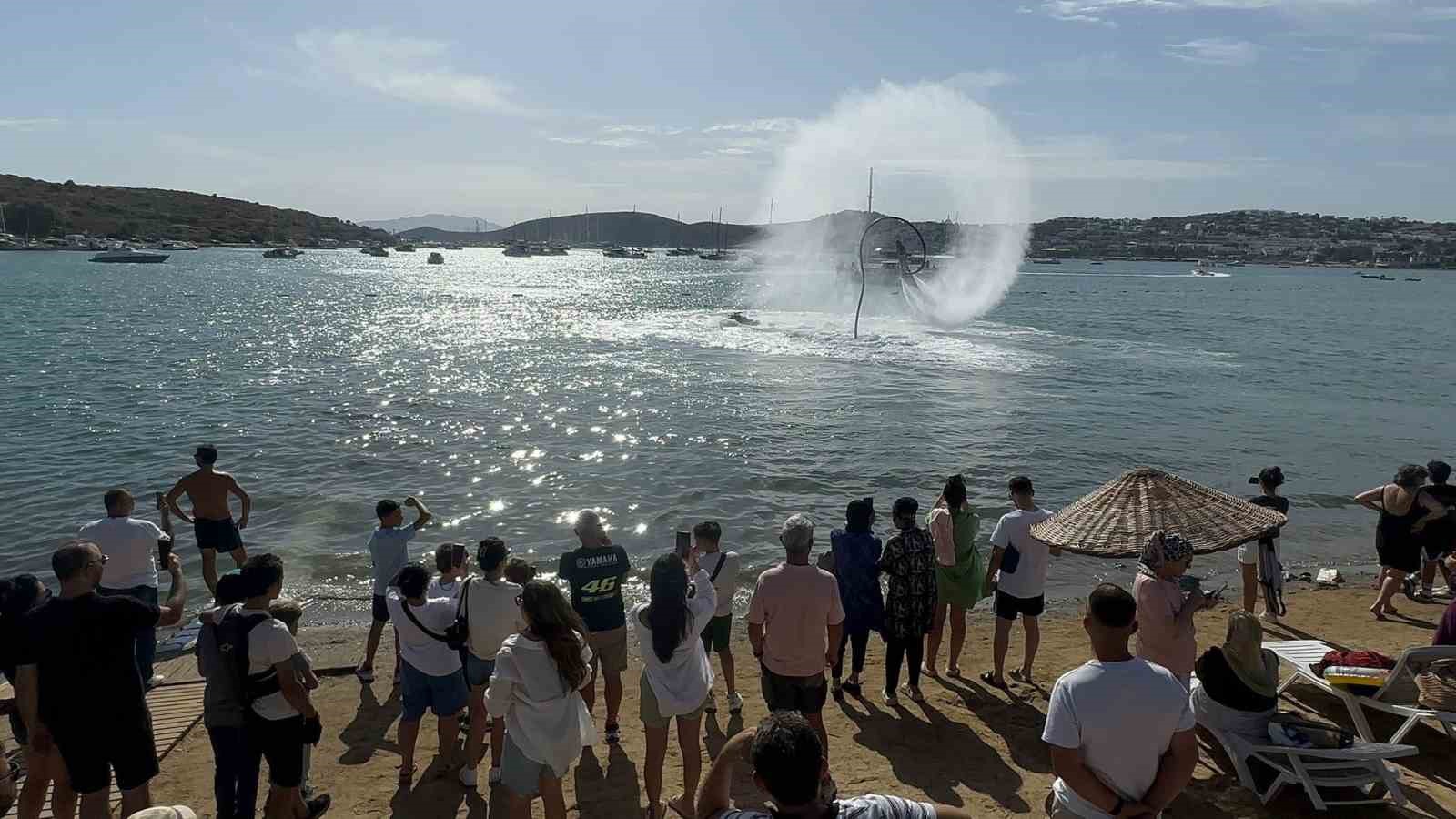 Motosiklet tutkunları teker yaktı, deniz üzerinde şovlar yapıldı
