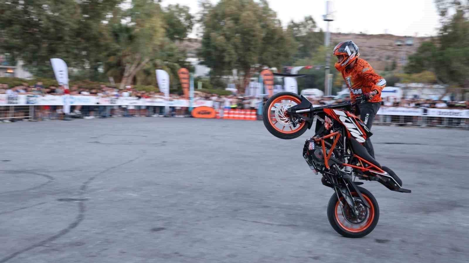 Motosiklet tutkunları teker yaktı, deniz üzerinde şovlar yapıldı
