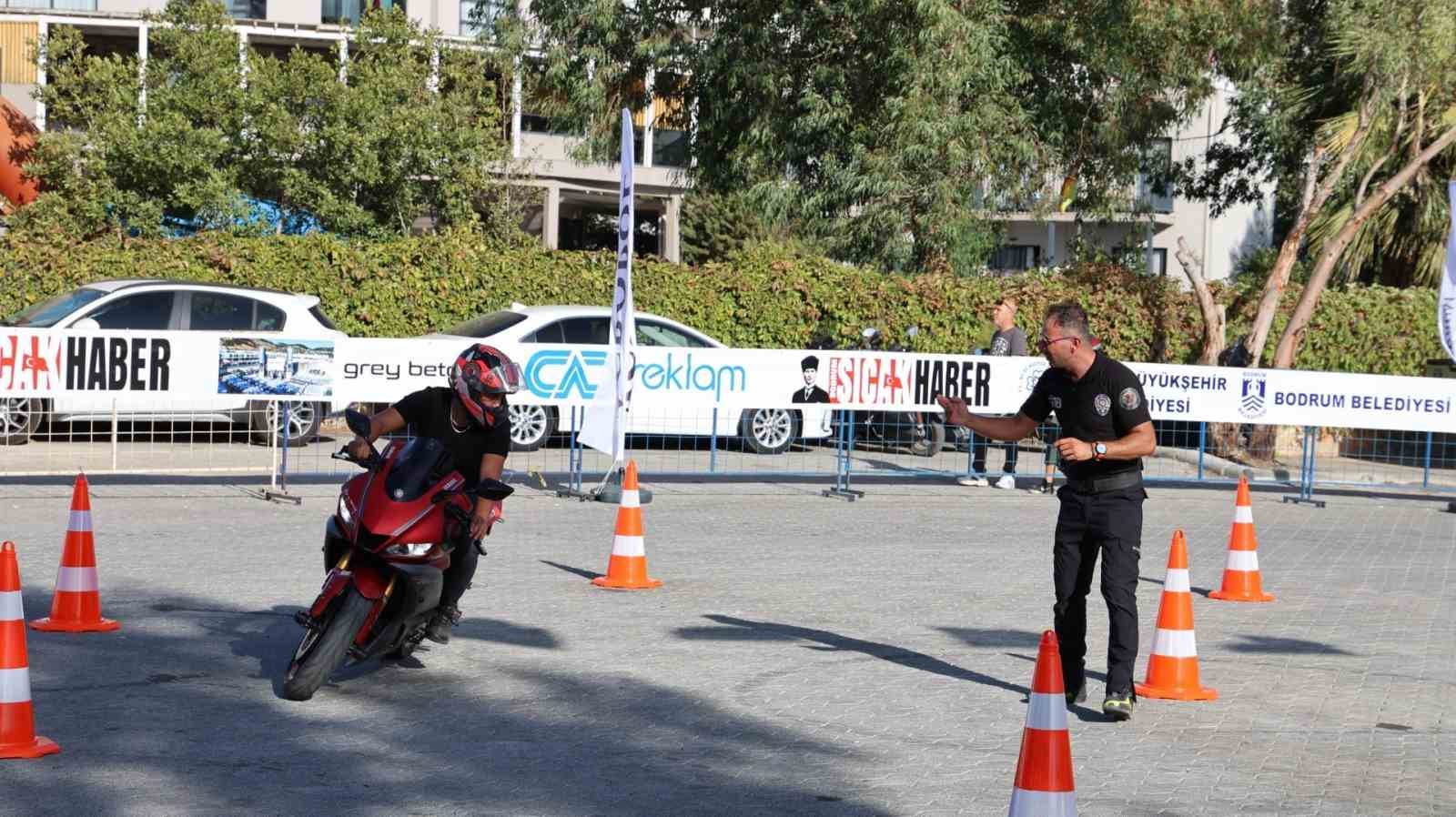 Motosiklet tutkunları teker yaktı, deniz üzerinde şovlar yapıldı
