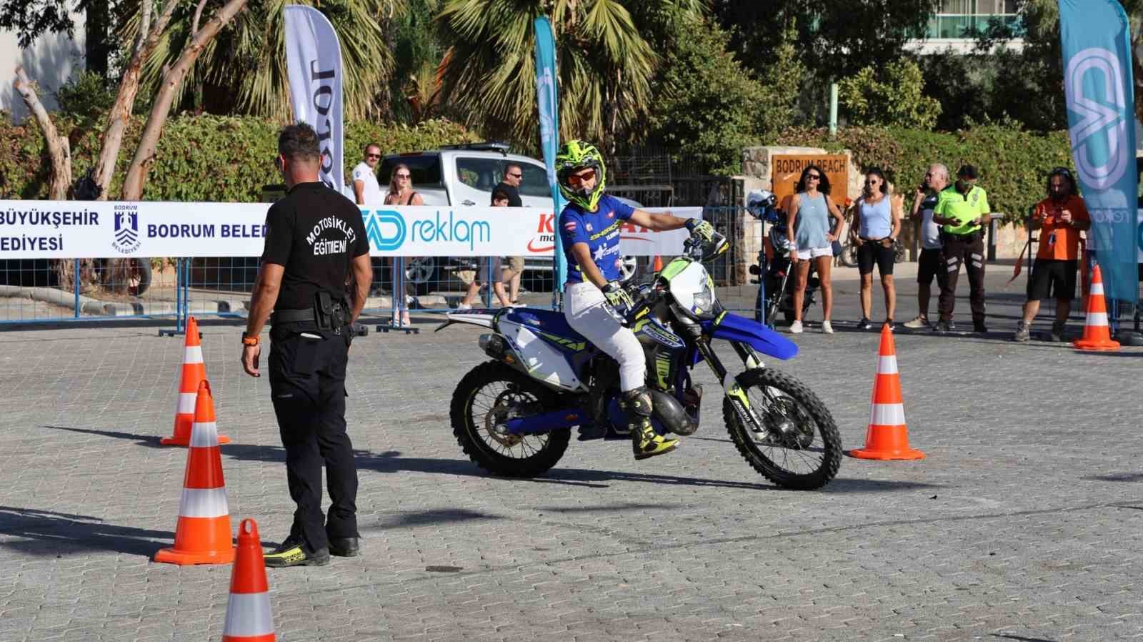 Motosiklet tutkunları teker yaktı, deniz üzerinde şovlar yapıldı
