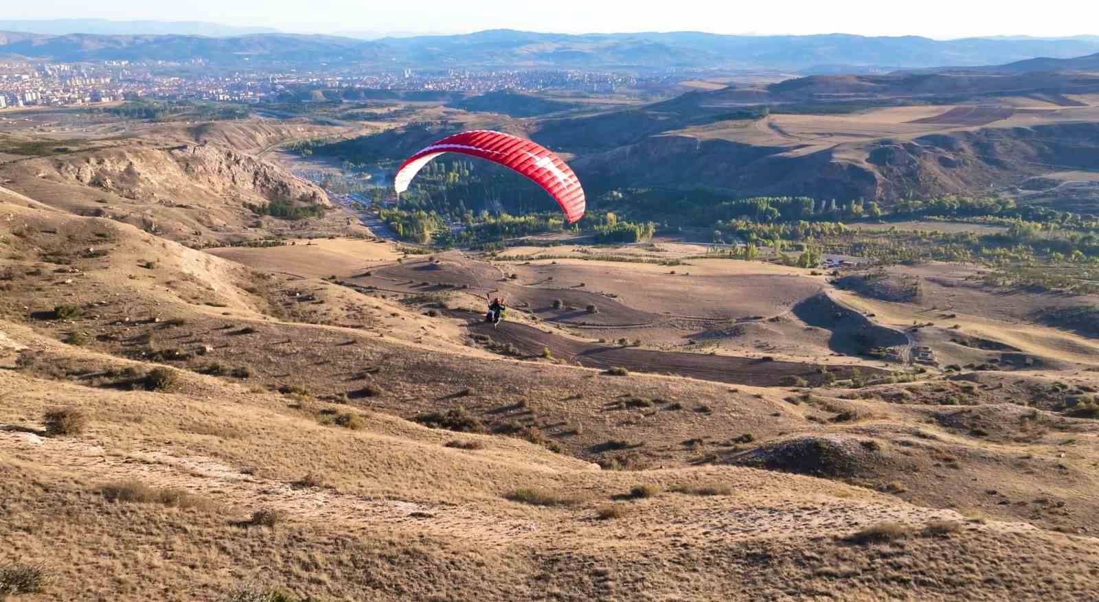 Sivaslı yamaç paraşütçülerinden Filistin’e destek mesajı
