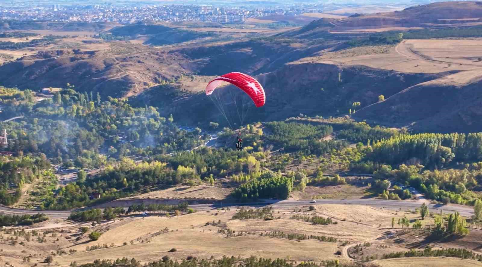 Sivaslı yamaç paraşütçülerinden Filistin’e destek mesajı
