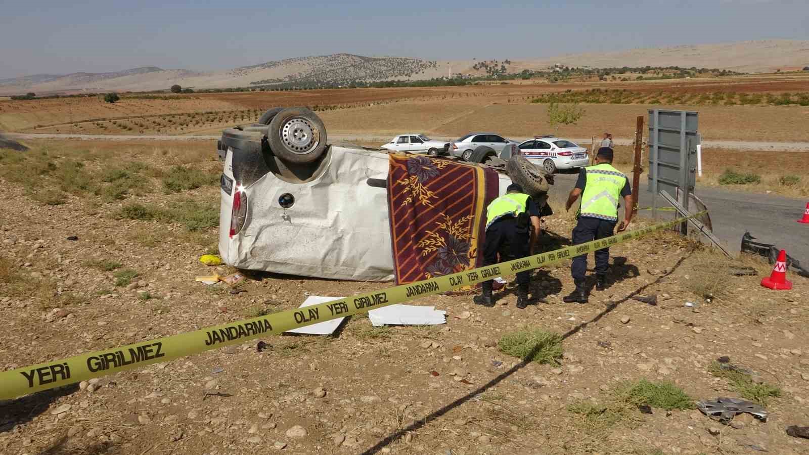 Hafif ticari araç ile otomobil çarpıştı: 1 ölü, 1 yaralı
