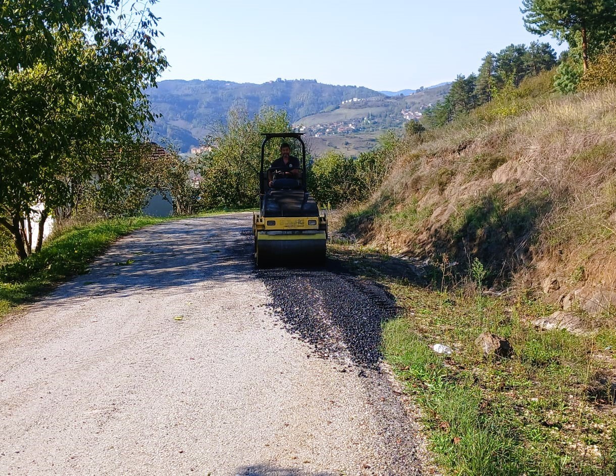 Asfalt serme çalışmaları sürüyor
