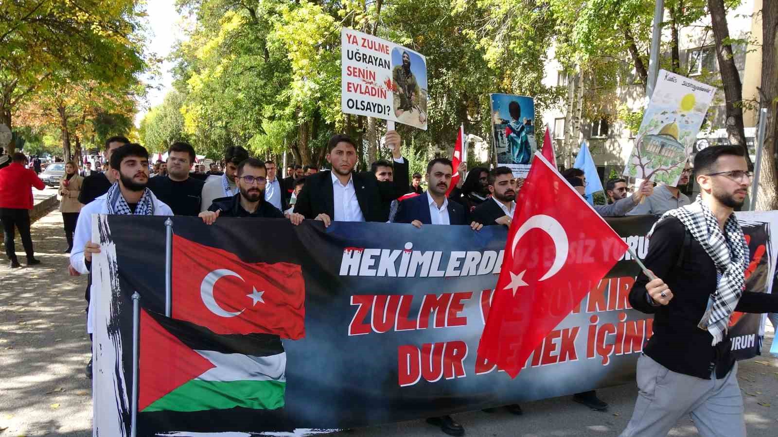 Üniversiteli gençler Erzurum’da Filistin’e destek için yürüdü
