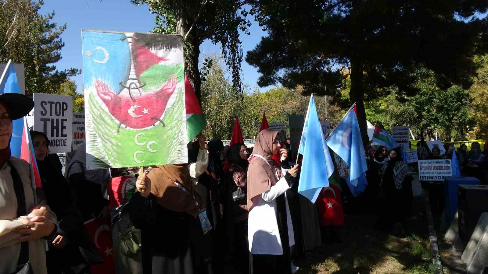 Üniversiteli gençler Erzurum’da Filistin’e destek için yürüdü
