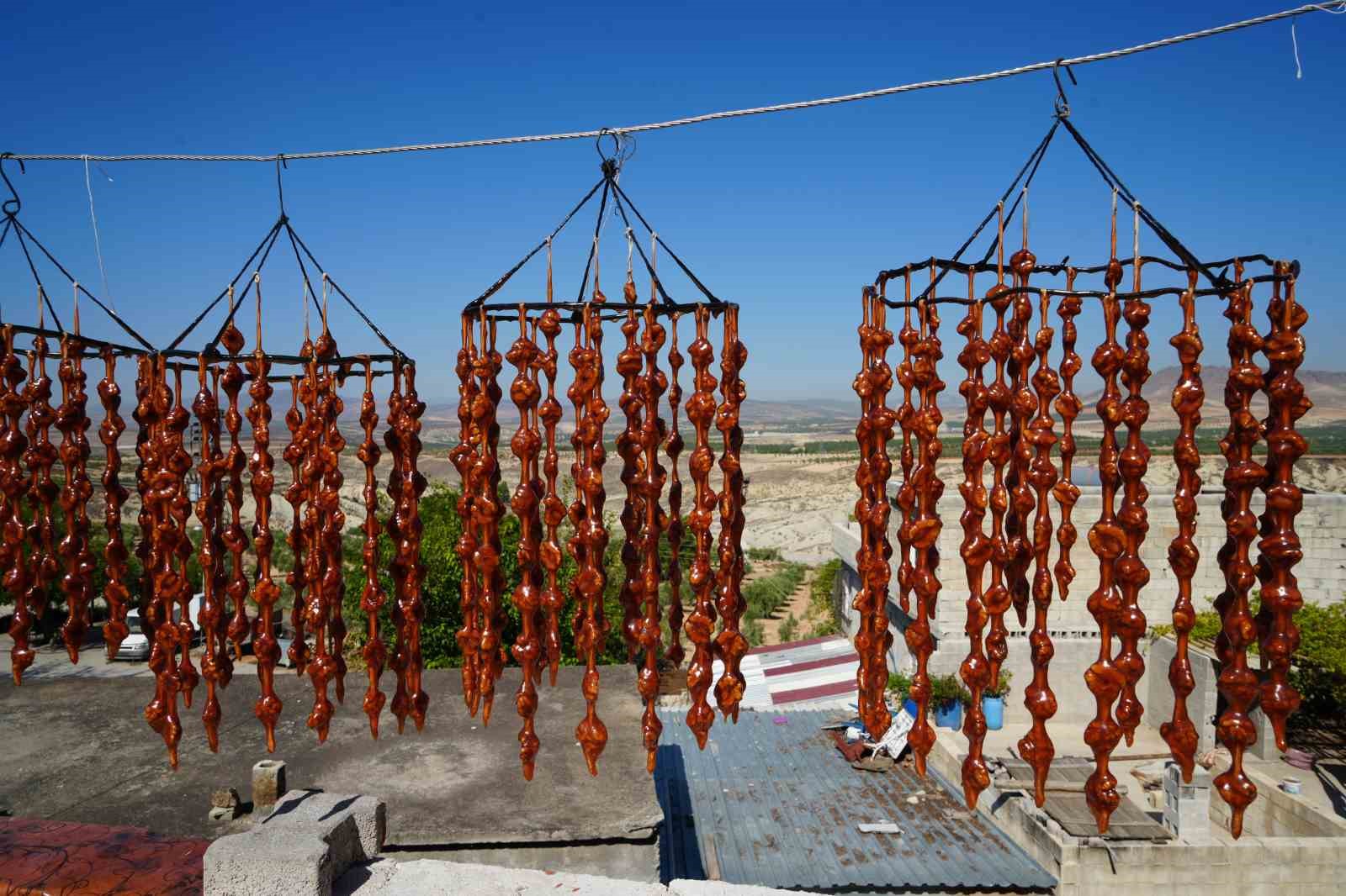 Kilis’te kışın vazgeçilmez lezzeti cevizli sucuk mesaisi başladı
