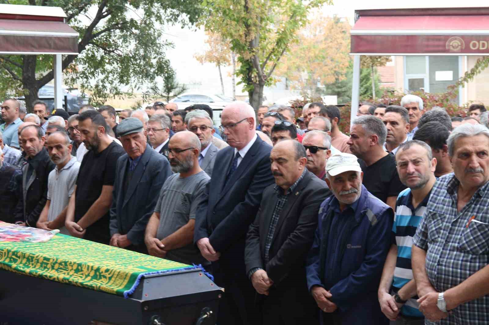 Trafik kazasında hayatını kaybeden 3 aile ferdi son yolculuklarına uğurlandı
