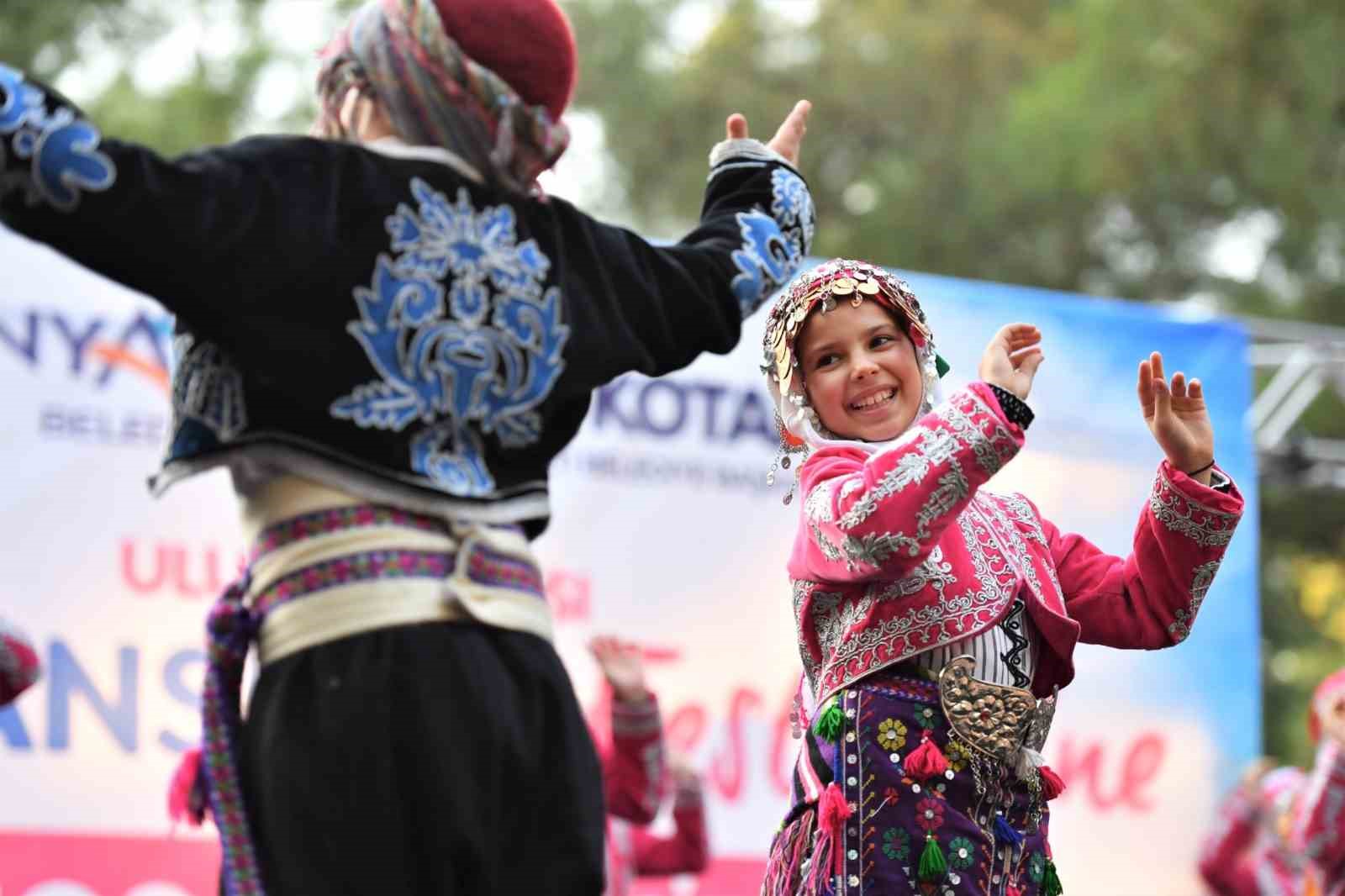 Halk danslarının kalbi Konyaaltı’nda attı
