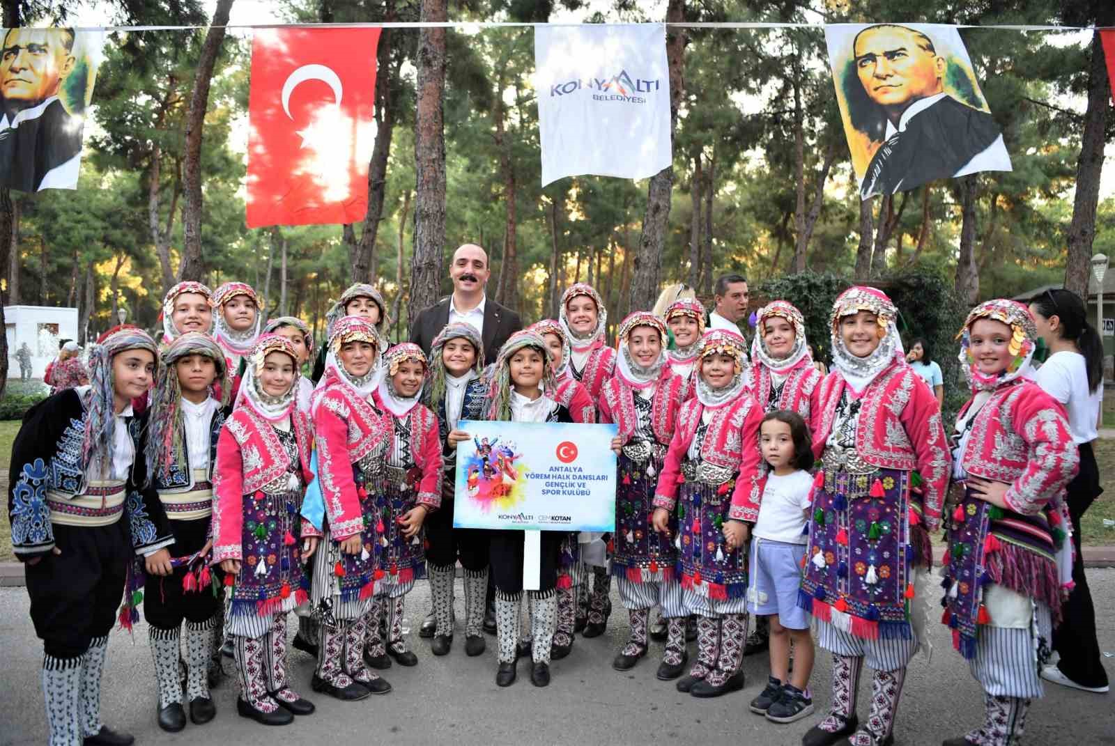 Halk danslarının kalbi Konyaaltı’nda attı
