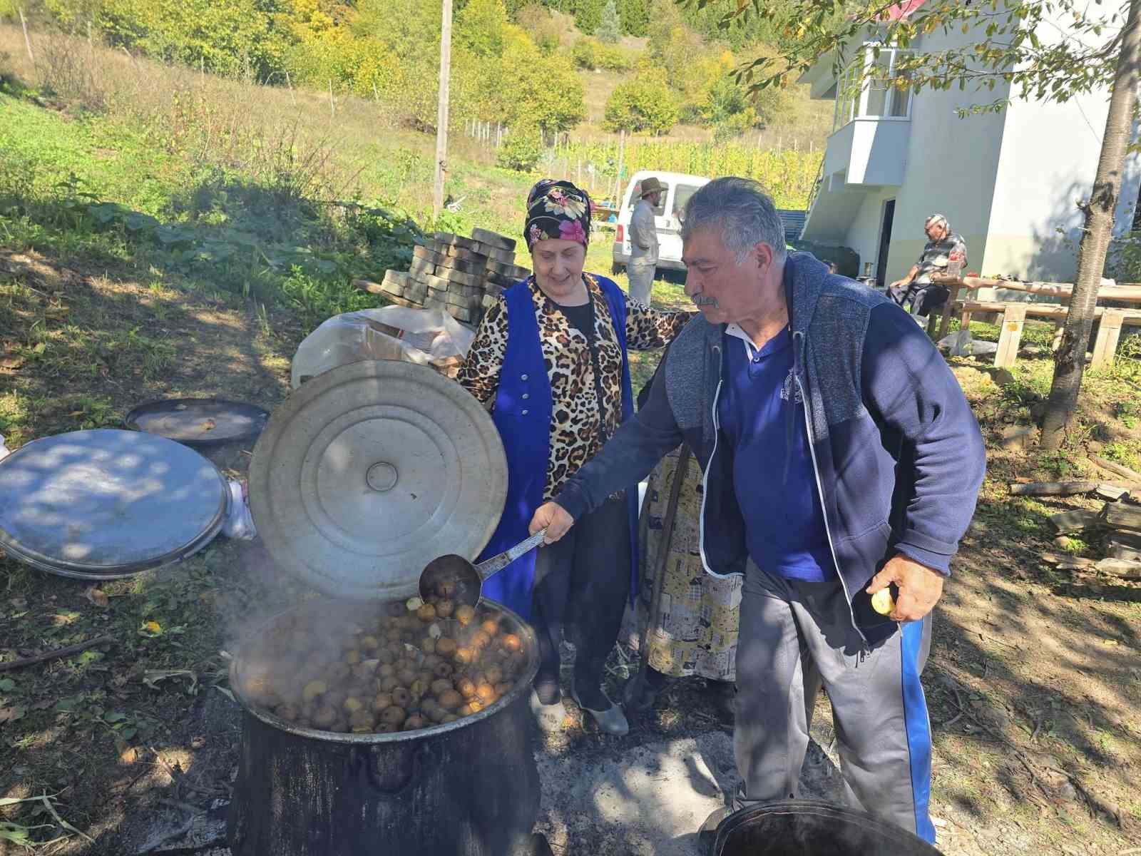 Giresun’un Kulakkaya Yaylası’nda geleneksel armut pekmezi yapımı başladı
